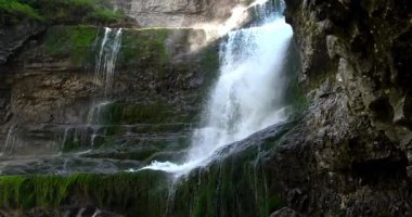Valesinella 'nın vahşi şelalelerinin muhteşem manzarası