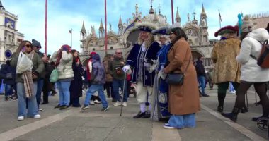 Venedik 'teki St. Mark Meydanı' nda 2002-16-2025 yıllarında karnaval maskeleri poz verdi