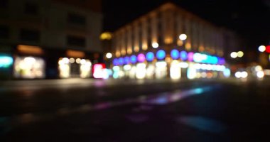  Milano 'da merkez bir caddede neon ışıkları