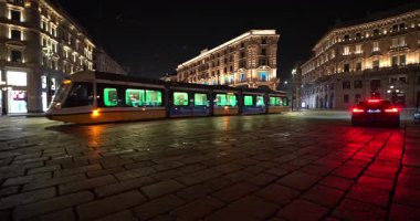 Gece Sahneleri - Milano 'daki Piazza Cordusio Tramvayı 02-28-2025 (15mm sinema lensi))