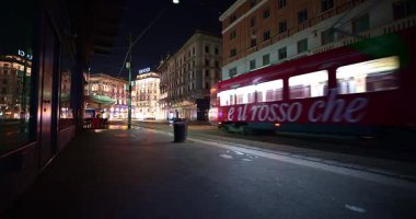  Gece Sahneleri - Milano 'daki Orefici üzerinden gelen Kızıl Tramvay 02-28-2025 (15mm Cinema Lens)