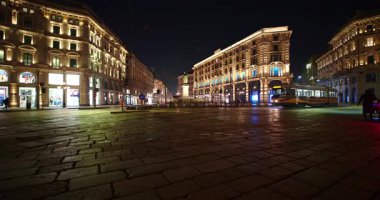 02-28-2025 'te Milano' daki Piazza Cordusio 'da gece tramvaylar seyahat eder.
