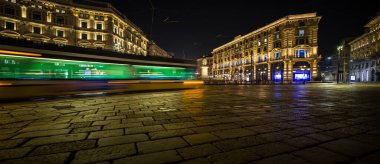 Gece manzaraları - Milano 'daki Piazza Cordusio Meydanı' nda 02-28-2025 (15 mm cine lens))