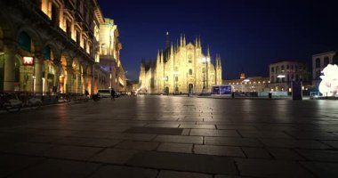 Gece Manzaraları - Milan 'da Piazza Duomo, İtalya' da 02-28-2025 (15mm Cinema Lens))