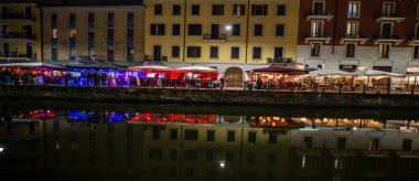 Gece Sahneleri - Milano 'daki Navigli' de yürüyen insanlar 03-01-2025