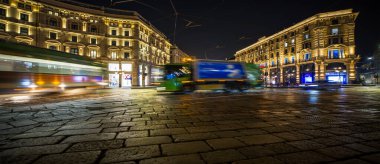 İtalya 'nın Milano kentindeki Piazza Cordusio şehrinde 02-28-2025 yıllarında ışık izleri (15mm cine lens)
