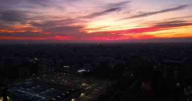 Meditasyon için kırmızı gün batımı dinleniyor