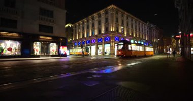 İtalya 'nın Milano kentindeki Orefici kentinden gelen tramvaylı gece manzaraları 03-02-2025