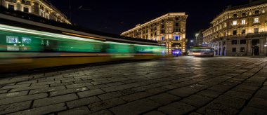 İtalya 'nın Milano kentindeki Piazza Cordusio' da 03-08-2025 yıllarında ışık izleri