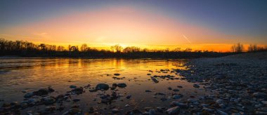 Nehirde Muhteşem Gün Batımı