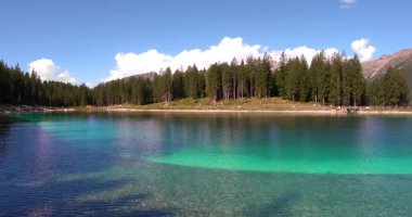 Montagnoli Gölü üzerinde yaz manzarası