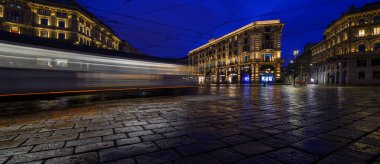 Gece manzaraları - Milan 'daki Piazza Cordusio' da ışık yolları 03-15-2025