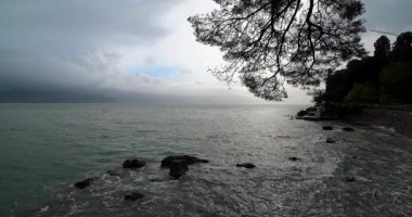 Bahar yağmurundan sonra İtalya 'da deniz manzarası