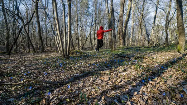 Çiçekli bir ormanda kırmızılı bir çocuk