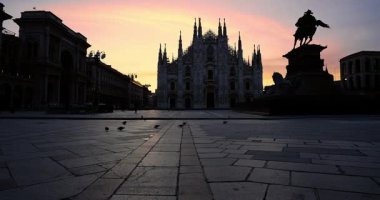 Şafak vakti Milano Katedrali 'nde manzara