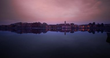 Sesto Calende Maggiore Gölü 'nde şafak vakti