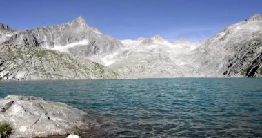 Dolomitlerde bir mücevher, Vedretta Gölü.