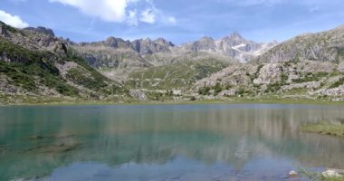 Cornisello Gölü, dağların arasında bir cennet.