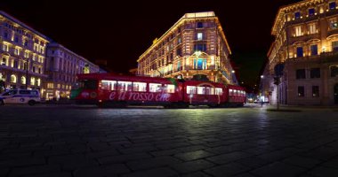 Gece Sahneleri - Milano 'daki Cordusio Meydanı' ndaki Kızıl Tramvay 03-28-2025