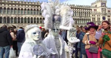 Venedik 'teki St. Mark Meydanı' ndaki karnaval 02-16-2025