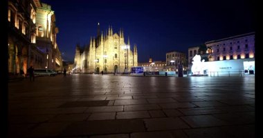 Gece Sahneleri - Milan İtalya 'daki Piazza Duomo 02-28-2025
