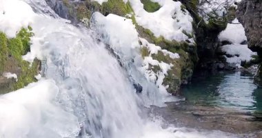 Turkuaz suyla Alp nehrinde kış manzarası