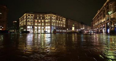 Gece Manzaraları - Milano 'daki Piazza Cordusio yağmurun altında 03-15-2025