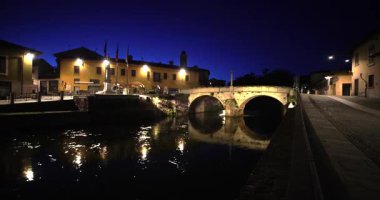 Boffalora İtalya 'daki Naviglio Grande' de gece manzarası