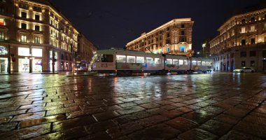  Gece Sahneleri - Piazza Cordusio 'da tramvay Milan' da yağmurda 04-13-2025.