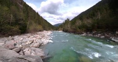 Dolomitler arasında kristal berrak su kütlesi