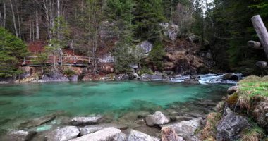  Rüya Dolomitler, sihirli renkleri olan göl.