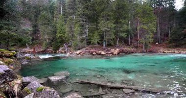  Dolomitler ve büyü, bir göl gibi görünüyor.