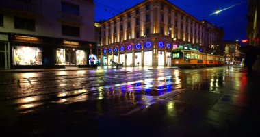 Milano 'daki Orefici üzerinden yağmurda tren 04-13-2025