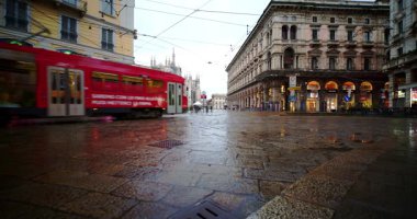Tramvay şafakta Milano 'daki Piazza Duomo' da 04-13-2025