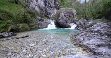 Vertova Vadisi 'nin şelalelerinde bahar manzarası