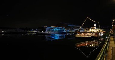 Gece manzaraları - İtalya 'daki Maggiore Gölü' ndeki Arona limanında 26-04-2025 yıllarında suyun üzerindeki renkli ışıklar