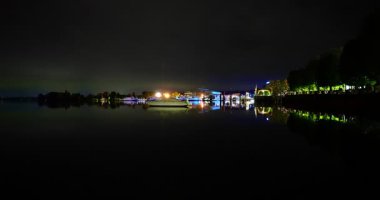 Gece manzaraları - Maggiore Gölü 'ndeki Arona' da renkli ışıklar