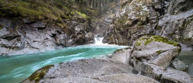 Dolomite deresinde zümrüt suyla bahar manzaraları.