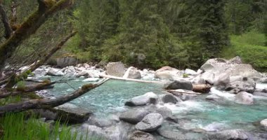 Kayalar arasında göksel yansımalar