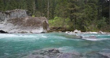 Sarca nehrinin muhteşem Dolomite manzarası
