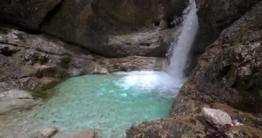 Turkuaz suyla muhteşem cennet şelalesi.