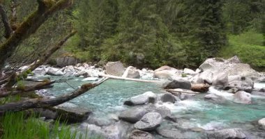 Kayalar arasında göksel yansımalar