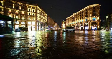 Gece Manzaraları - Milan 'da Cordusio Meydanı' ndaki otobüs 04-13-2025.