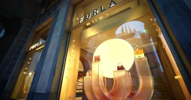 Gece Sahneleri - Corso Vittorio Emanuele II, İtalya 'daki Furla Mağazası 05-10-2025.