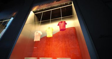  Gece Sahneleri - Milano 'daki Piazza Duomo' daki Lacoste Mağazası 05-10-2025