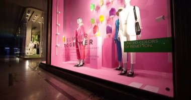 Gece Sahneleri - Benetton Mağazasının Birleşik Renkleri Corso Vittorio Emanuele II, Milan İtalya 'da 05-10-2025