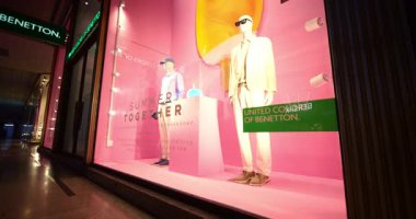 Nightscape - Corso Vittorio Emanuele II 'deki Benetton Mağazasının Birleşik Renkleri 2005-10-2025