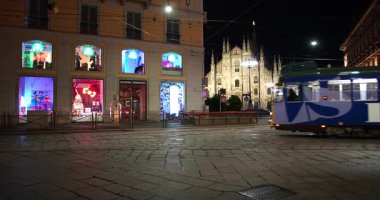  Gecenin ortasında Milano 'daki Piazza Duomo' da 12-16-2024 'te tramvay.
