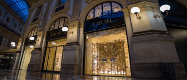 İtalya 'nın Milano kentindeki Vittorio Emanuele II' deki Dior Mağazası, 2005-10-2025