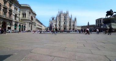  İtalya 'daki Milan Katedrali 05-10-2025 tarihlerinde Milano' daki Galleria Vittorio Emanuele II 'deki Chanel mağazasında 05-10-2025.